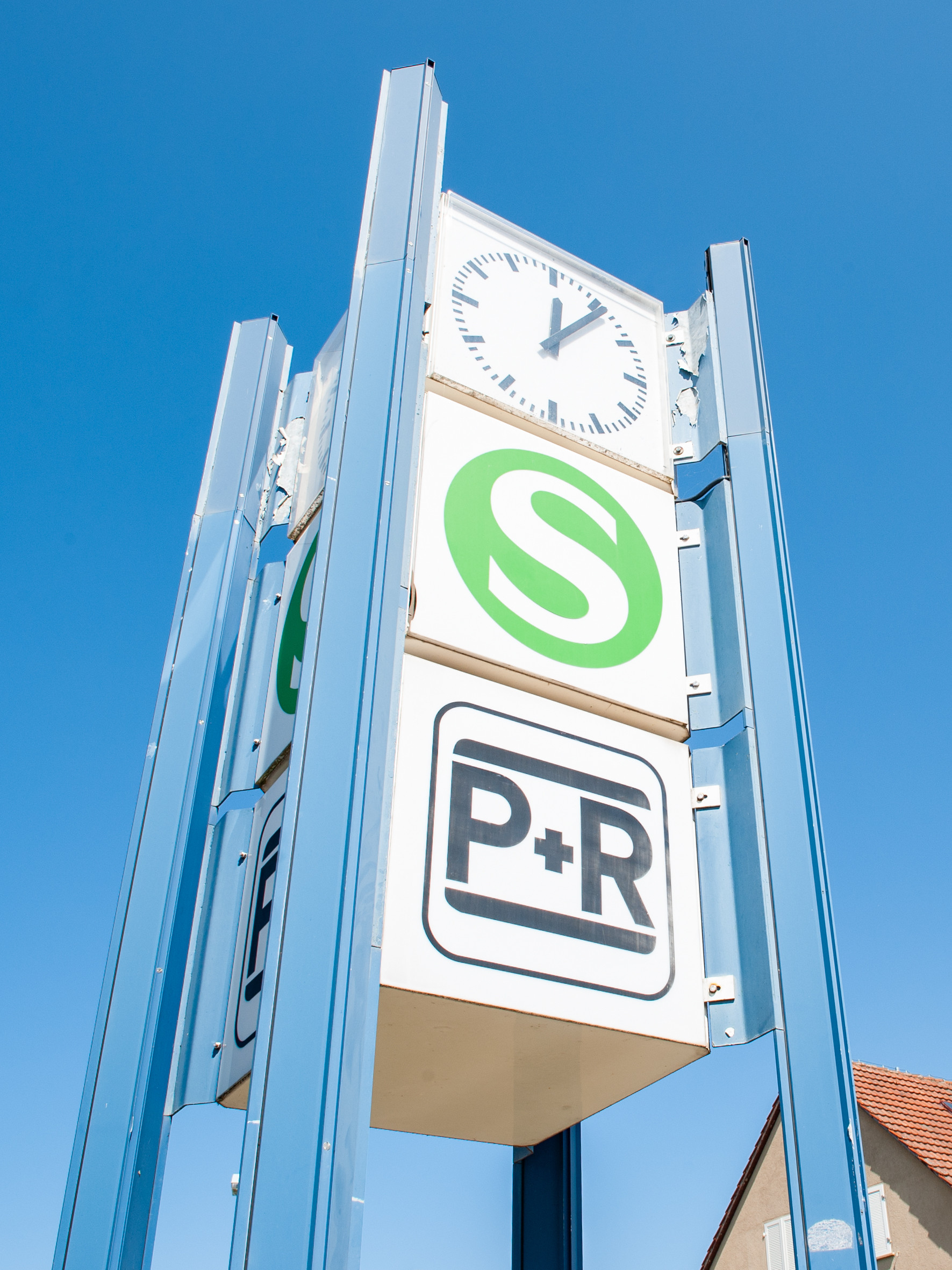 P+R Schild am S-Bahnhof